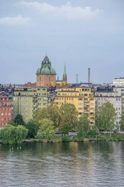 Blauwe Lucht Boven Stockholm Stad Aan Andere Kant Van Rivier — Stockfoto