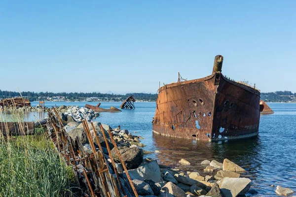 Старый Затонувший Корабль Воде Ржавеющий Старыми Деревянными Колоннами Впереди — стоковое фото