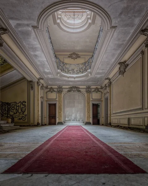 Una Toma Vertical Del Hall Entrada Del Chateau Lumiere Uno — Foto de Stock