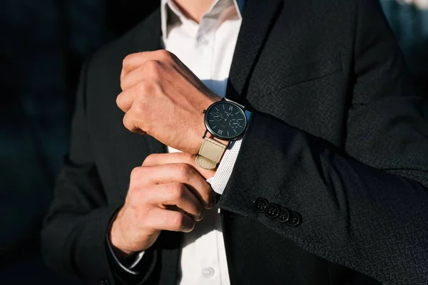 Ein Männlicher Zeiger Zeigt Uhr Der Hand — Stockfoto