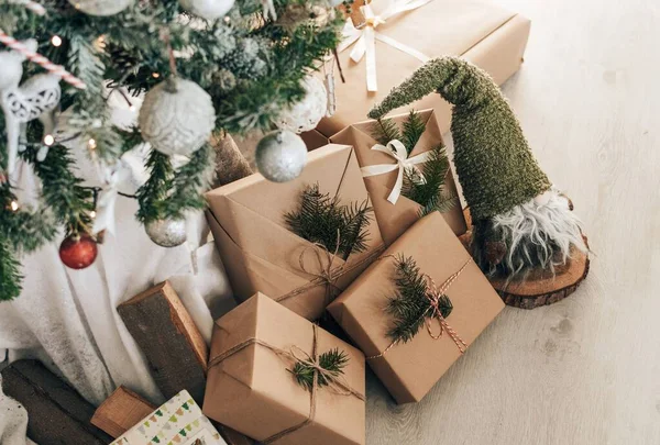 Presentes Natal Embrulhados Papel Marrom Sob Árvore Natal Decorada — Fotografia de Stock