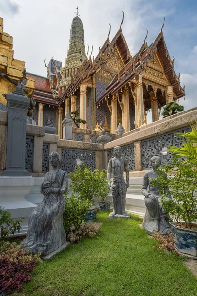 Een Verticaal Shot Van Stenige Standbeelden Tuin Van Grote Tempel — Stockfoto