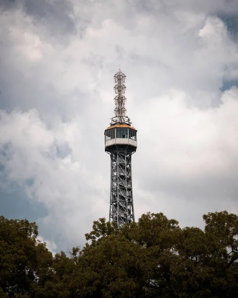 Bulutlu Bir Günde Petrin Kulesi Nin Dikey Görüntüsü — Stok fotoğraf
