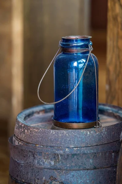 Primer Plano Una Botella Azul Barril Madera — Foto de Stock