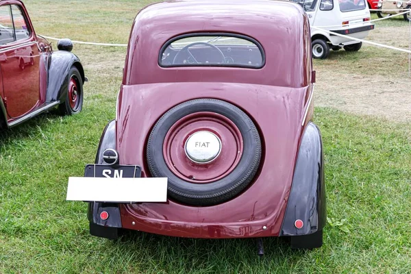Widok Tyłu Klasycznego Bordeaux Fiata Zaparkowanego Trawie — Zdjęcie stockowe