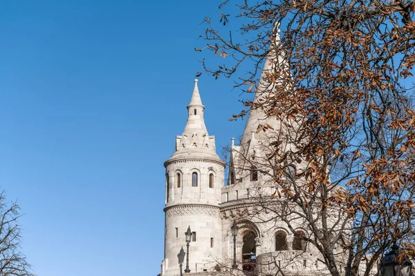 ハンガリーのブダペストにあるフィッシャーマンズベース記念碑の尖塔 — ストック写真