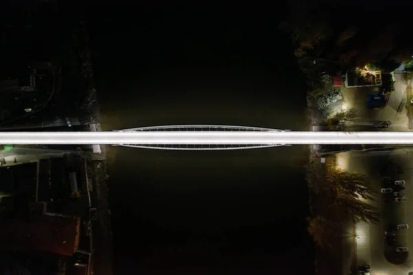 Csúcskilátás Egy Kivilágított Hídra Elba Folyón Keresztül Nymburkban Éjszaka Csehországban — Stock Fotó