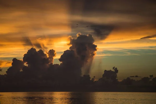Hermoso Cielo Dramático Atardecer Con Nubes Sobre Mar — Foto de Stock