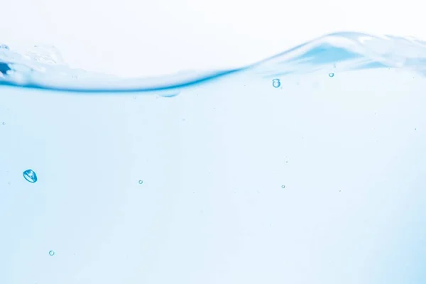 Die Oberfläche Der Blauen Wasserwellen Plätschert Vor Weißem Hintergrund — Stockfoto