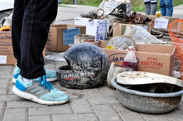 Vários Voluntários Classificam Lixo Extraído Rio Paraná Durante Dia Limpeza — Fotografia de Stock