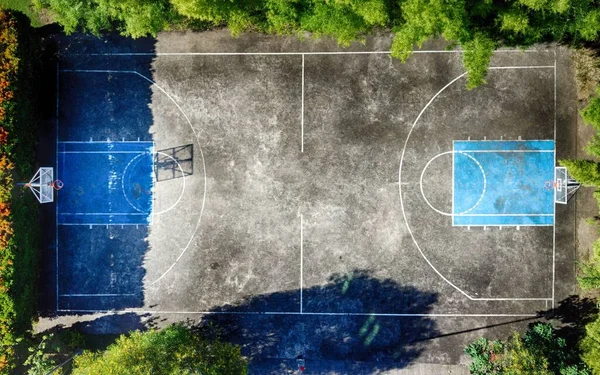 Een Luchtfoto Van Een Leeg Basketbalveld Omringd Door Weelderig Groen — Stockfoto