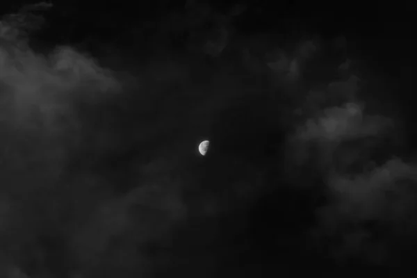 Piękny Widok Trzeciego Etapu Księżyca Pojawiającego Się Ciemnym Czarnym Niebie — Zdjęcie stockowe