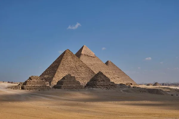 在埃及蓝天的映衬下 吉萨金字塔的风景画 — 图库照片