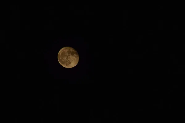 一张美丽的月亮照片照亮了漆黑的夜空 — 图库照片