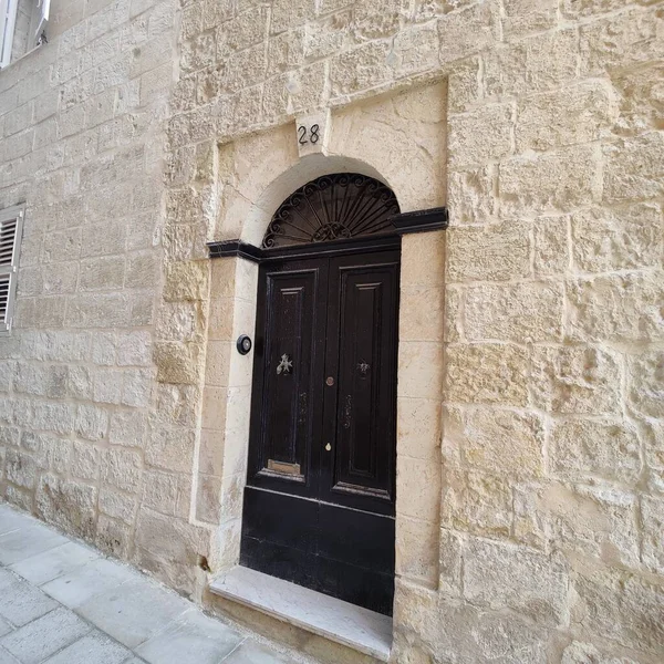 马耳他Mdina一座白色建筑上的一扇旧黑色门 — 图库照片