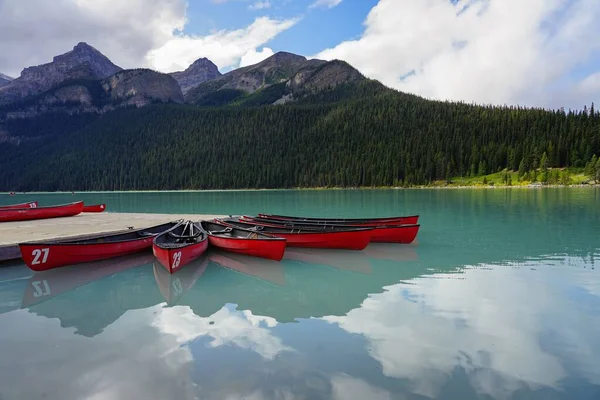 Group Red Canoes Front Large Mountain Range Lake Louise Alberta — Stock Photo, Image