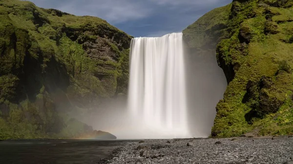 Uma Bela Foto Cachoeira Skogafoss Fluindo Nas Falésias Islândia — Fotografia de Stock