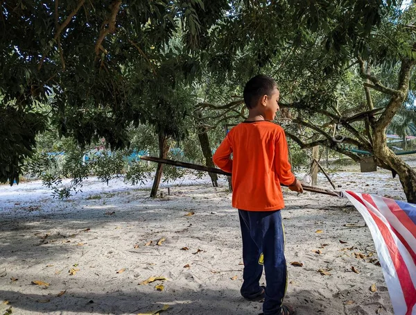 Мальчик Держит Малазийский Флаг Парке — стоковое фото