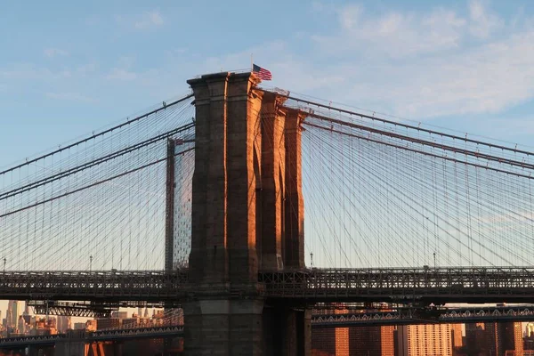 ニューヨークの太陽光に照らされたブルックリン橋のドローン撮影 — ストック写真