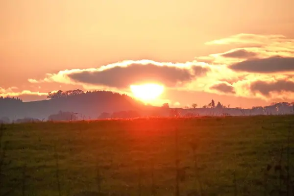 Naplemente Kilátás Mezőre Vörös Nap Lenyugvó Felhők Mögött Hogy Arany — Stock Fotó