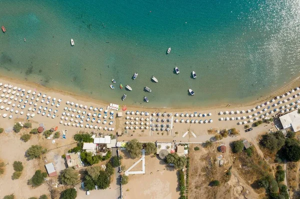 Antena Tropikalnej Plaży Kolorowymi Parasolami Widokiem Morze Lindos Rodos Grecja — Zdjęcie stockowe