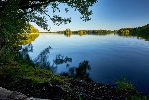 Uma Bela Vista Lago Calmo Com Reflexos Contra Céu Azul — Fotografia de Stock