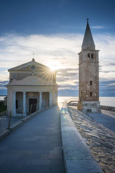 イタリアのカオーレで日の出にマドンナ アンジェロの聖域教会の垂直ショット — ストック写真