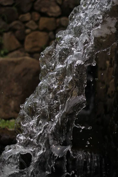 Een Verticaal Schot Van Een Stromend Water — Stockfoto