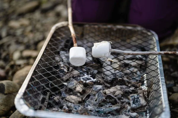Eine Nahaufnahme Von Marshmallows Auf Einer Heißen Kohle — Stockfoto