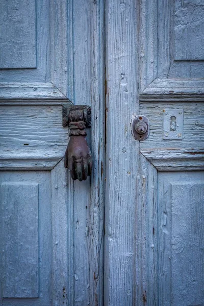 Вертикальный Снимок Старой Ржавой Ручной Дверной Ручки Белой Деревянной Двери — стоковое фото