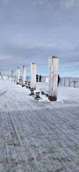 Eine Vertikale Aufnahme Einer Gletscherterrasse Mit Einem Darauf Stehenden Volk — Stockfoto