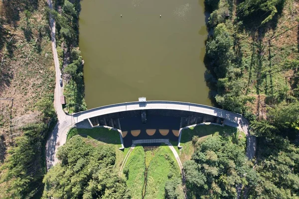 Een Luchtfoto Van Stenen Dam Met Een Boogbrug Van Het — Stockfoto