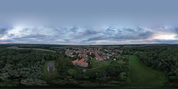 チェコの木々に囲まれたブディネ オリの中世の城の美しい空中写真 — ストック写真