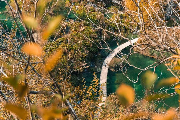 クロアチアの秋には 木製のデッキとその上を歩く人の空中ショット — ストック写真