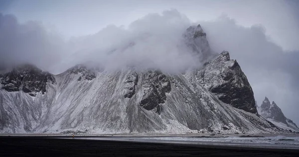 Ένα Μεγάλο Βουνό Στη Θάλασσα Χιόνι Και Σύννεφα Που Καλύπτουν — Φωτογραφία Αρχείου