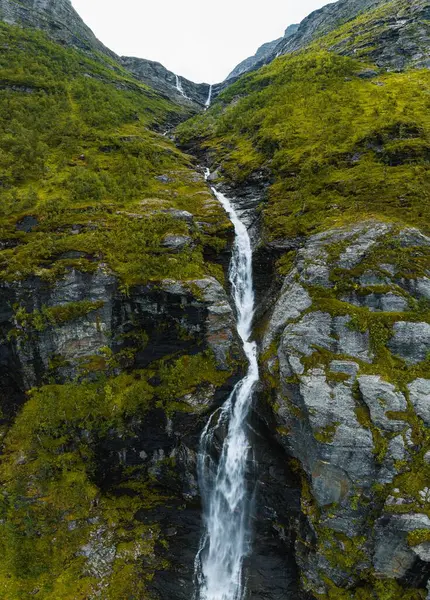 Вертикальний Знімок Водоспаду Тече — стокове фото