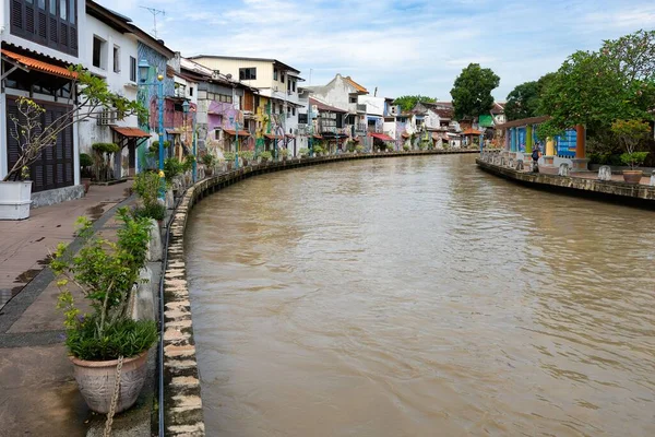 马来西亚城市景观的空中景观 被水和建筑物环绕 — 图库照片
