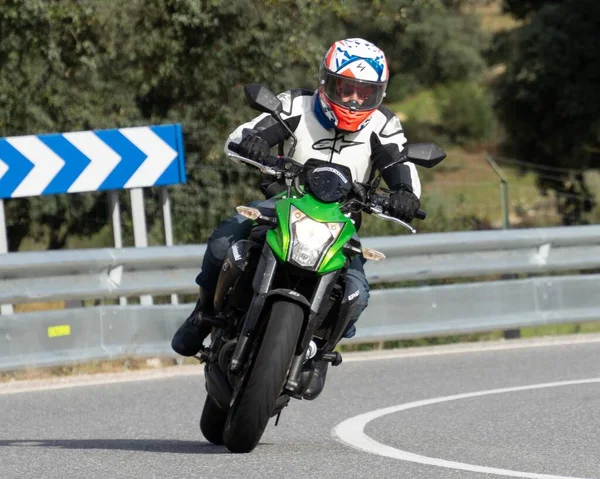 Мотоцикліст Шоломом Їде Мотоциклі Дорозі Мадриді Іспанія — стокове фото