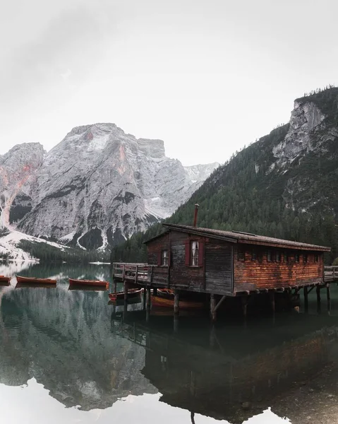 Una Bella Vista Una Casa Vicino Lago Nelle Dolomiti Italia — Foto Stock