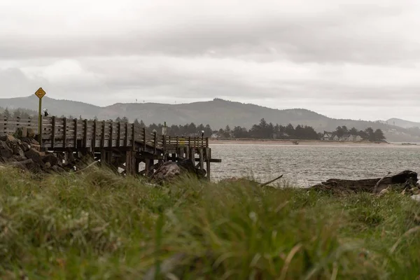 Wooden Pier Rocks Siletz Bay Oregon Coast Usa Cloudy Day — Stock Photo, Image