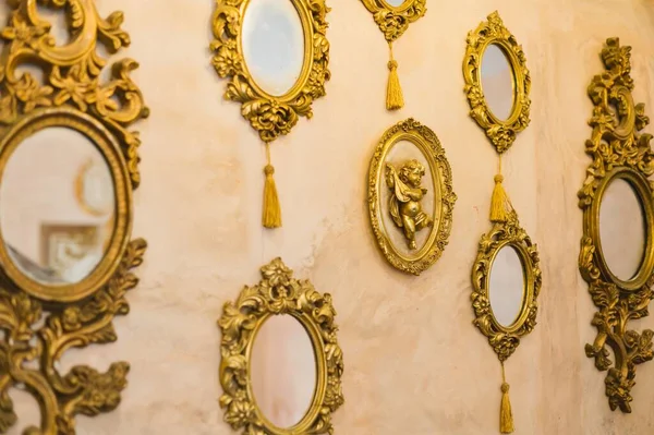 Uma Seleção Espelhos Antigos Luxuosos Com Molduras Douradas Decorações Estilizadas — Fotografia de Stock