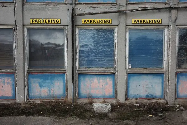 Tre Gula Parkeringsskyltar Gammal Cementvägg Med Trädörrar — Stockfoto