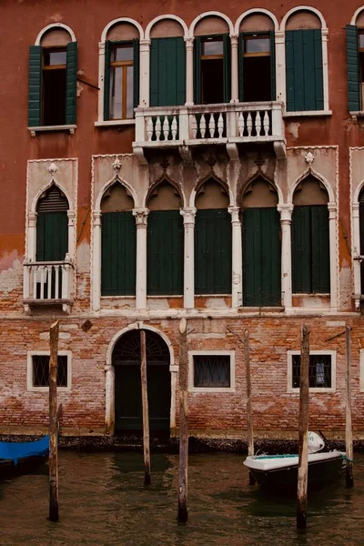 Mały Boczny Kanał Łodziami Czerwonymi Budynkami Małym Mostem Wenecji Włochy — Zdjęcie stockowe