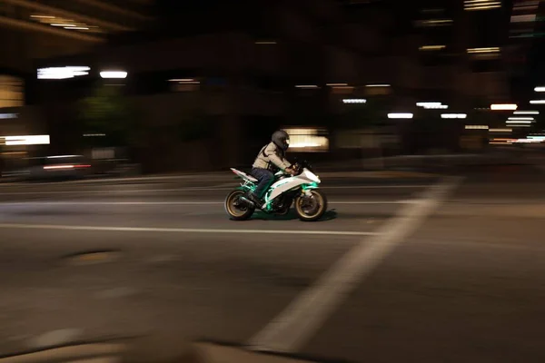 在夜间公路上 一个骑着跑车的家伙在呼呼大睡 背景模糊 灯火通明 — 图库照片