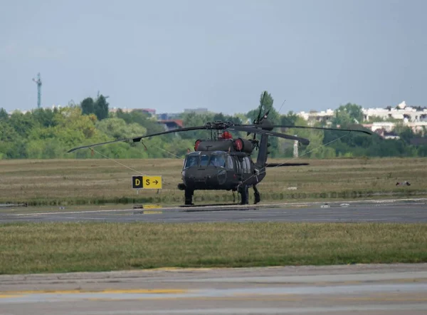 Военный Вертолет Дороге — стоковое фото