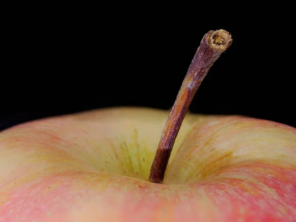 Makró Felvétel Egy Friss Vörös Almáról Fekete Alapon — Stock Fotó