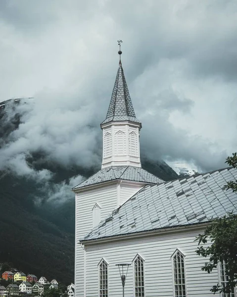 Een Verticaal Shot Van Witte Hyen Kerk Noorwegen Met Een — Stockfoto