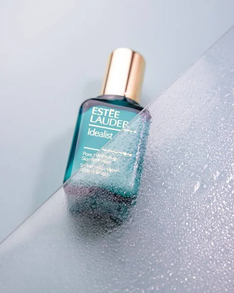 Vertical Shot Estee Lauder Skin Serum Wet Glass Surface — Stock Photo, Image