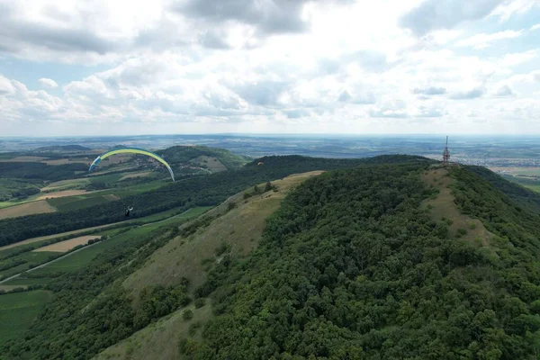 Antenn Syn Person Skärmflygning Med Grumlig Blå Himmel Bakgrunden Tjeckien — Stockfoto