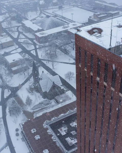雪嵐の間のマサチューセッツ大学の航空写真 — ストック写真